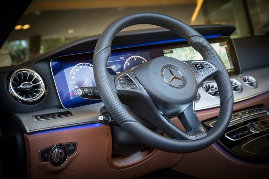 Панель приборов Mercedes-Benz E220 d Cabriolet 2017 года  (WW) (фото 14 из 24)